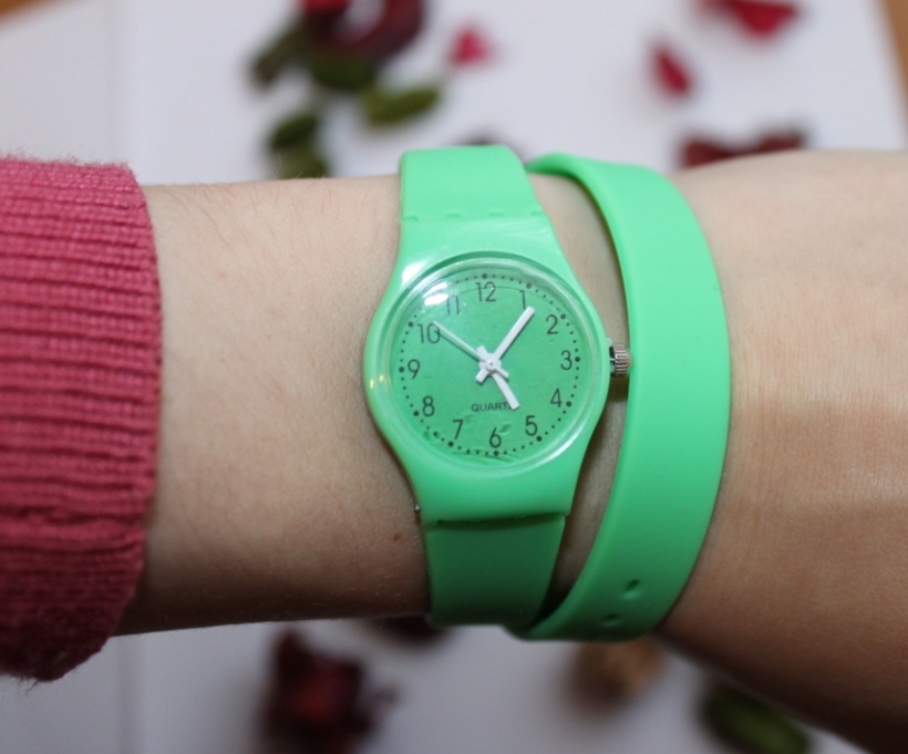 Часы с зеленым ремешком